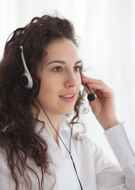 Foto des schönen jungen Call-Center-Betreibers, der über weißem Hintergrund steht