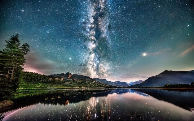 Foto foto des sees bei nacht mit bergen im hintergrund und sternenhimmel