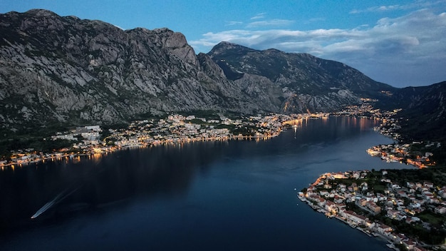 Foto des Sonnenuntergangs in den Nachtlichtern der Boko-Kotor-Bucht