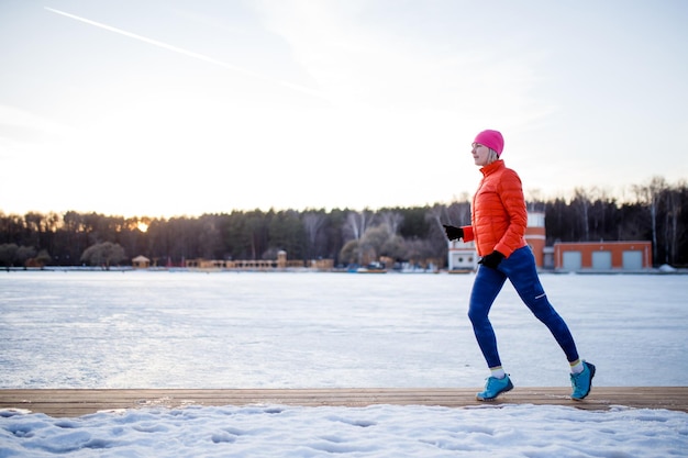 Foto des Sportmädchens beim Morgensport im Winter