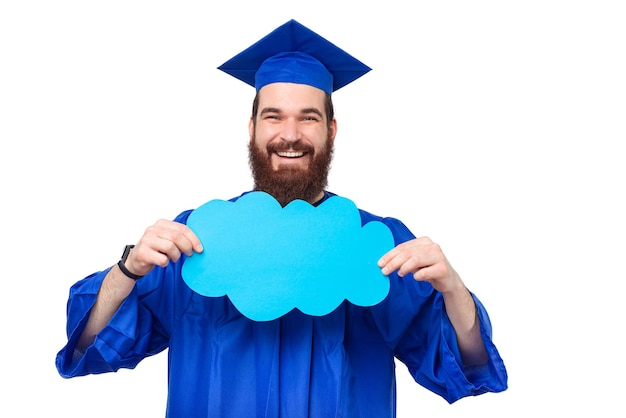 Foto des Studentenmannes, der blaues Gewand trägt und leere Wolke hält