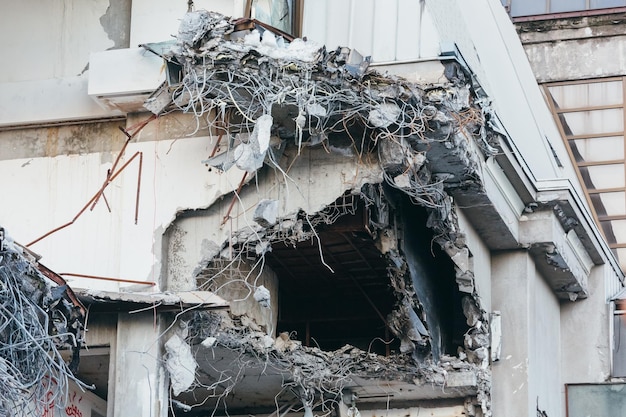 Foto des zerstörten Gebäudes hervorstehende Bewehrung Abbruch eines Bauhauses