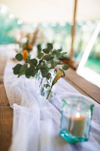 Foto desfocada, foco selecionado da mesa de casamento rústico