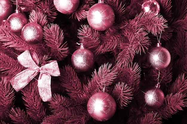 Foto detalhada da imagem da árvore de Natal tonificada na cor Viva Magenta do ano 2023