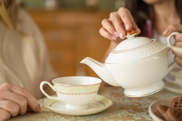 Foto detalhada da xícara de chá de porcelana branca e xícara de chá na mesa