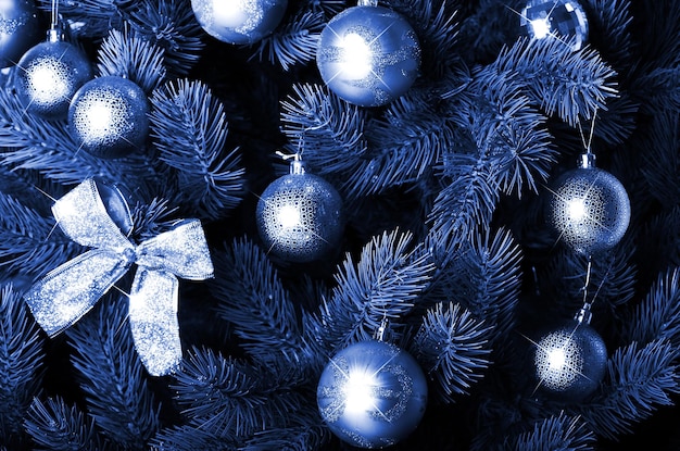 Foto detallada del color azul clásico fantasma del árbol de Navidad