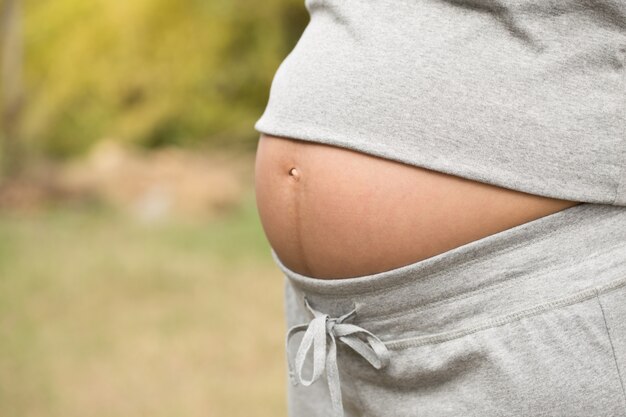 Foto foto de detalle de mujer embarazada