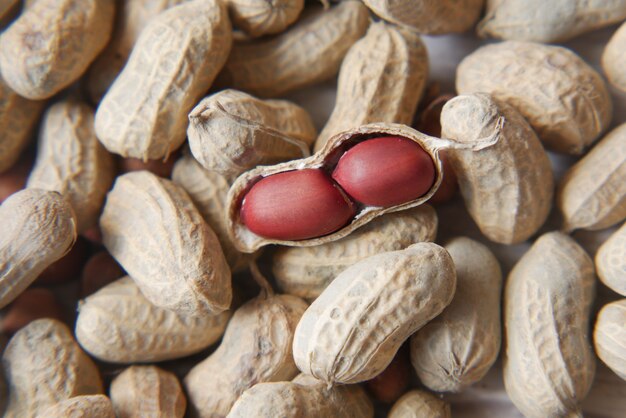 Foto de detalle de nueces de guisante procesadas en la mesa de arriba hacia abajo.