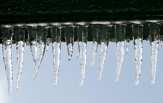 Foto foto de dientes helados en un juguete de patio de recreo después de una tormenta de hielo