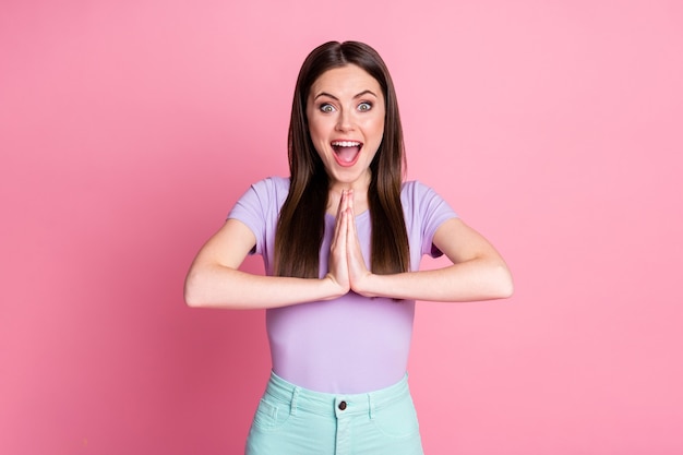 Foto de divertida dama bastante atractiva mantener los brazos juntos boca abierta quiero ir de compras pidiendo novio únete a ella usar camiseta violeta casual aislado fondo de color rosa pastel