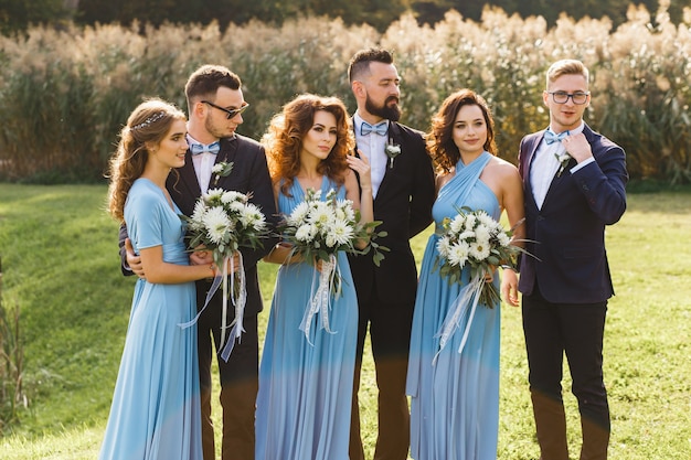 Foto divertida de los padrinos de boda y las damas de honor.