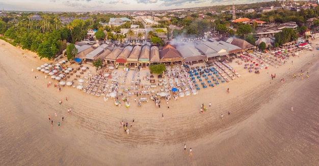 Foto do ar, do drone balinese jimbaran beach famosa por seus restaurantes de frutos do mar perfeitos.