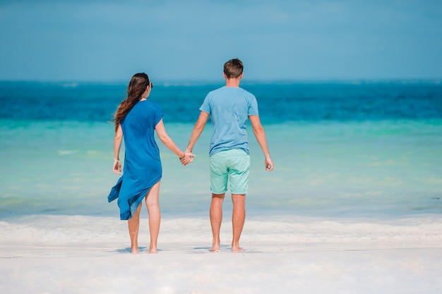 Foto do casal feliz em óculos de sol na praia