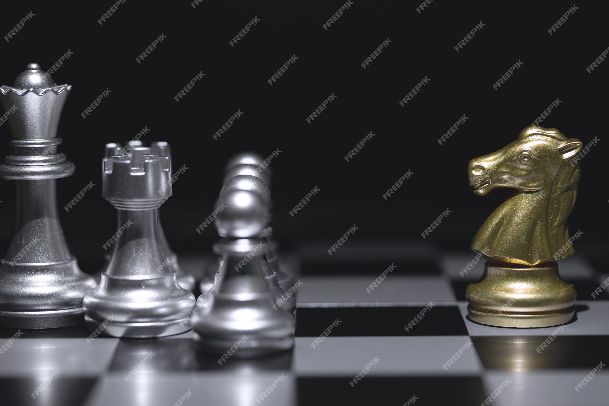 rei de xadrez dourado sozinho no tabuleiro de xadrez 7291724 Foto