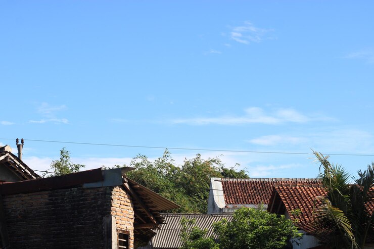 Foto foto do céu azul acima das telhas da casa
