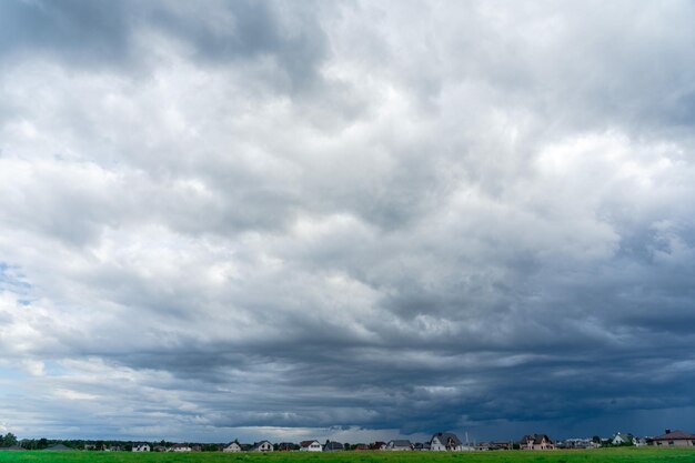 Foto do céu azul claro com nuvens brancas acima do campo