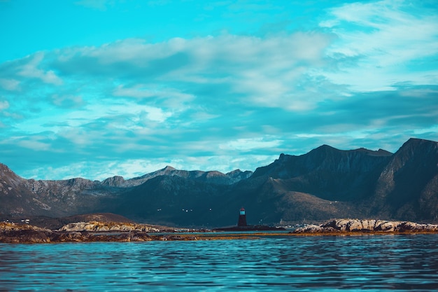 Foto do céu do mar das colinas do farol na Noruega no verão