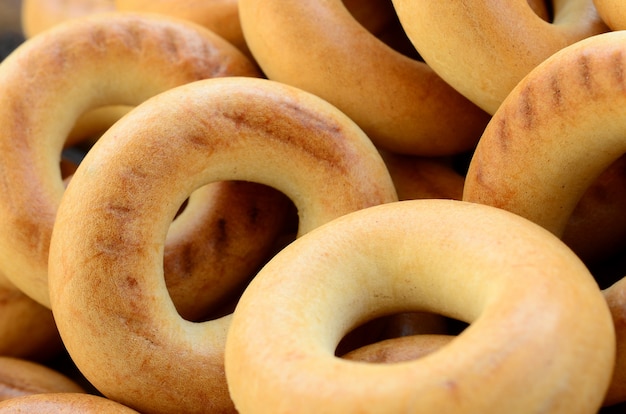 Foto do close-up de bagels amarelos frescos. Um tipo popular de produtos de farinha.