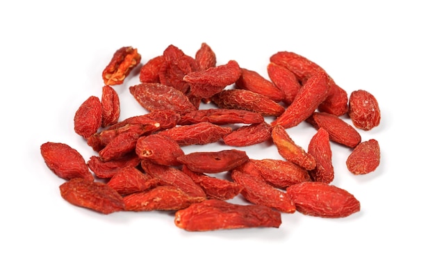 Foto do close up de goji berry wolfberry - frutos secos de Lycium chinense isolados no fundo branco.