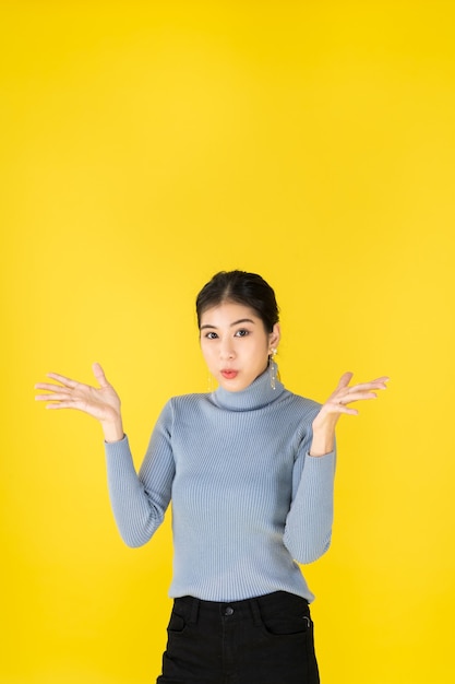 Foto do conceito de publicidade mulheres asiáticas parecem bem, pensamento positivo