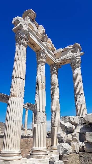 Foto do conceito de viagem. Colunas do Templo de Trajano na antiga cidade de Pérgamo, Turquia