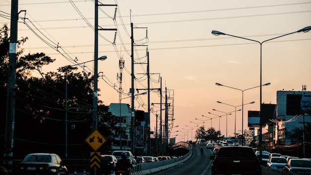 Foto do engarrafamento na estrada à noite.