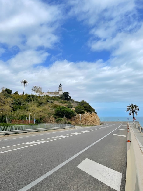 Foto do farol e da estrada para o mar