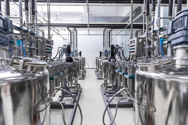 Foto do interior da fábrica farmacêutica de produção de produtos químicos e remédios de tubos e tanques de um