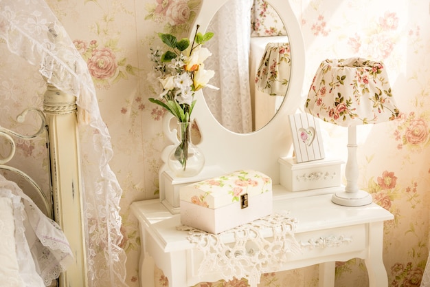 Foto do interior da mesa com espelho e flores em estilo provençal