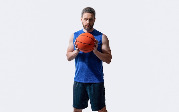 Foto do jogador de basquete do homem do esporte segurando a bola jogador de basquete do homem do esporte em roupas esportivas