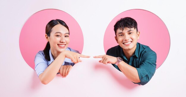 Foto do jovem casal asiático no fundo