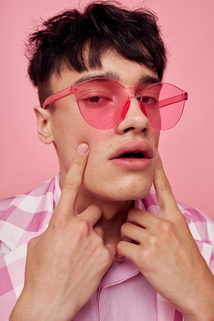 Foto do jovem namorado romântico na moda jaqueta de óculos de sol rosa posando estúdio de modelo