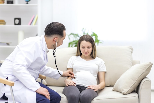 Foto do médico com estetoscópio indo examinar a gestante