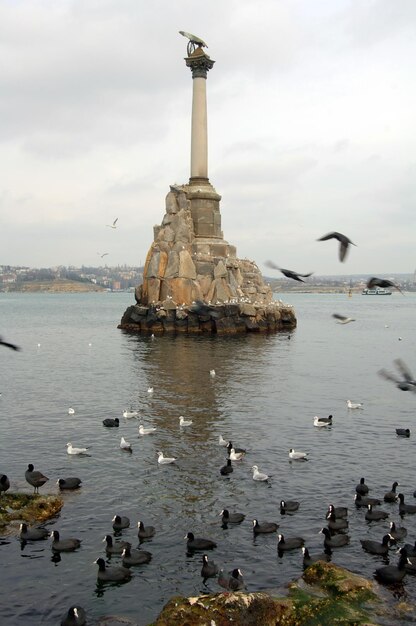 Foto do monumento ao mar na cidade de