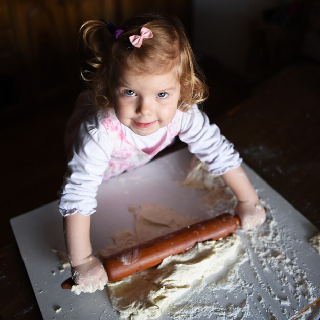 Foto do padeiro adorável, menina caucasiano pequena no cozinheiro chefe.