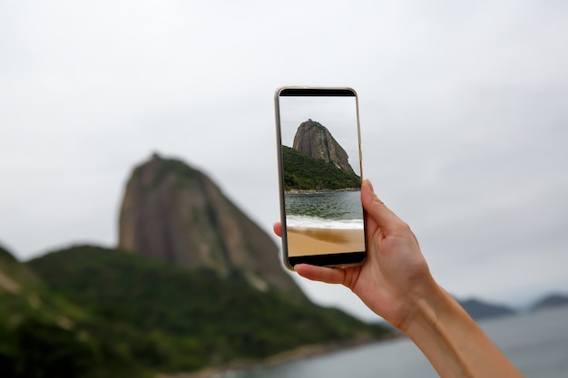 Foto do Pão de Açúcar em smartphone no Rio de Janeiro