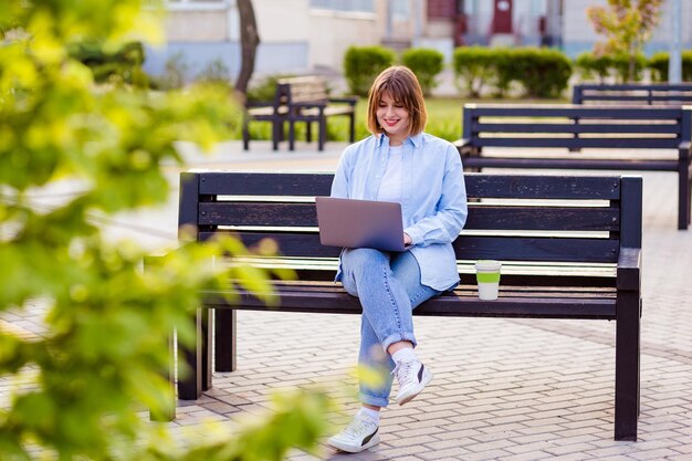 Foto do perfil de uma linda e adorável jovem faz videochamada olá cumprimentar o professor trabalho de estudo remoto