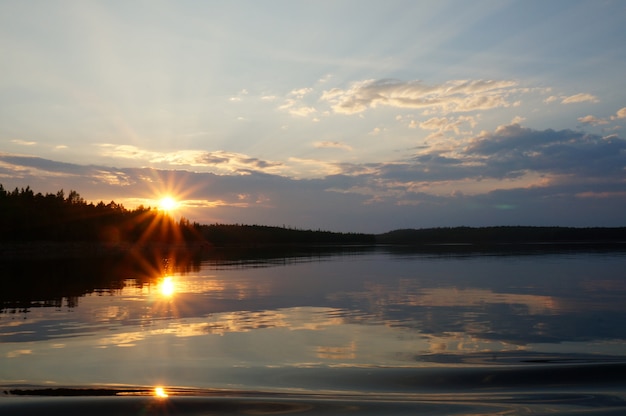 Foto do pôr do sol no lago