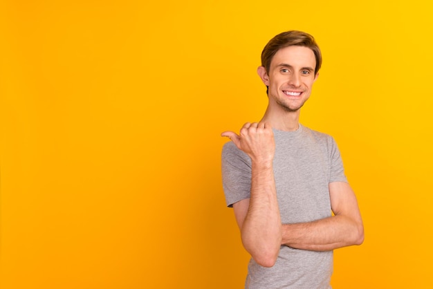 Foto do promotor positivo homem apontar espaço vazio escolher conselhos isolados em fundo de cor de brilho