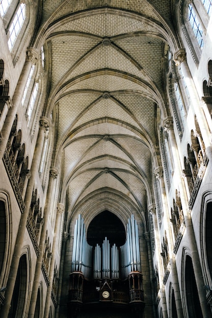 Foto do teto da antiga catedral de pedra