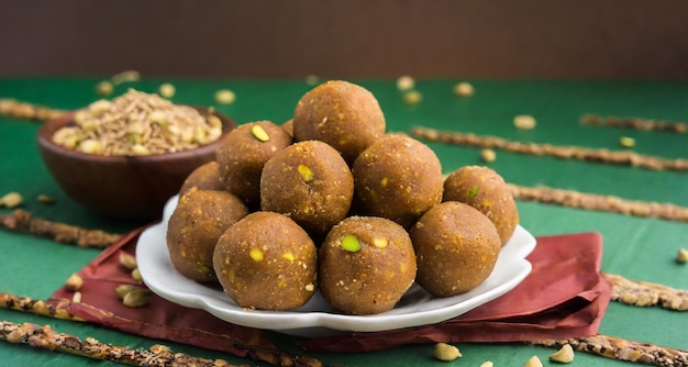 foto doce indiano tradicional feito de farinha de trigo e jaggery