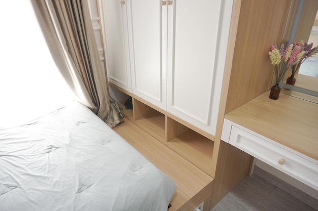 Foto el dormitorio para niño, moderno dormitorio blanco y madera para niño