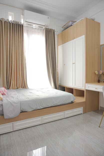 Foto el dormitorio para niño, moderno dormitorio blanco y madera para niño