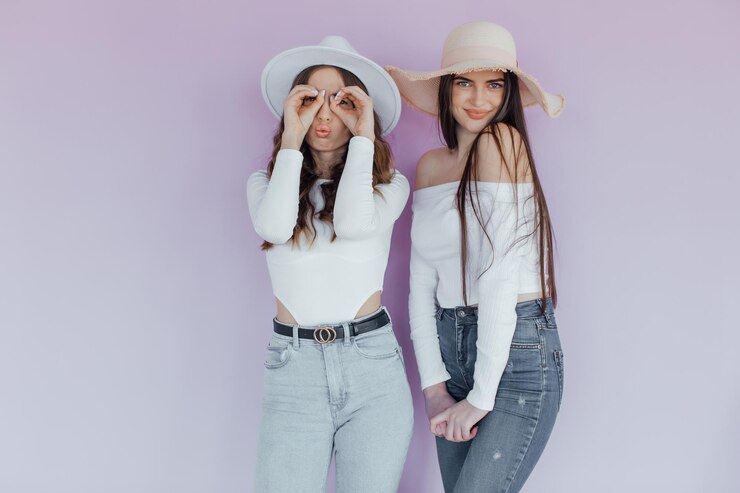 Foto de dos amigas emocionales que se encuentran aisladas sobre un fondo morado.