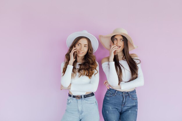 Foto de dos amigas emocionales que se encuentran aisladas sobre un fondo morado.