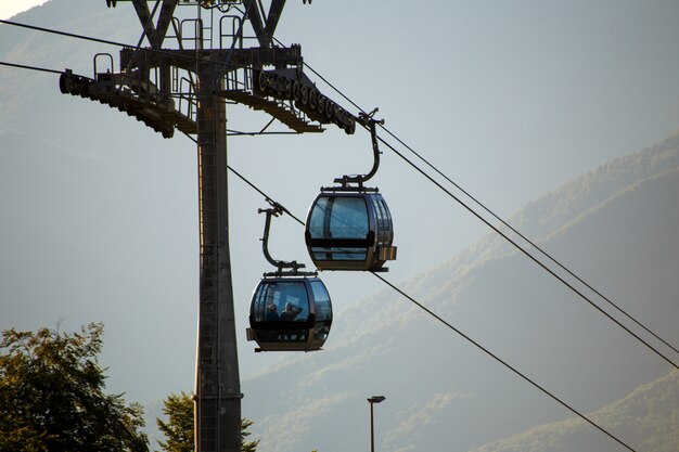 Foto de dos funiculares en zona montañosa