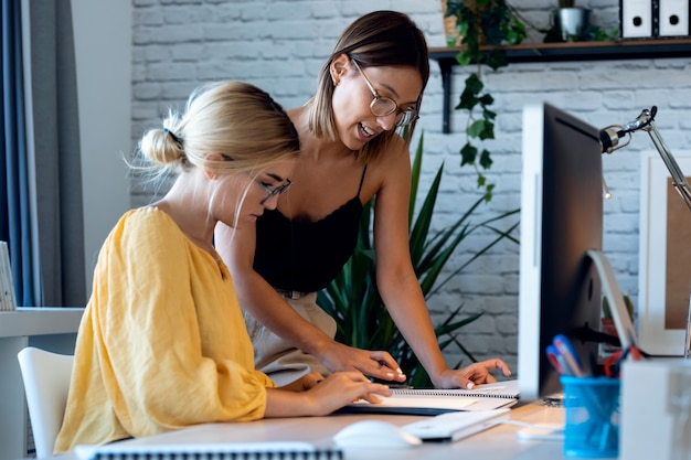 Foto de dos hermosas mujeres de negocios independientes vendedor comprobando el pedido del producto con la computadora en su pequeña empresa de inicio.