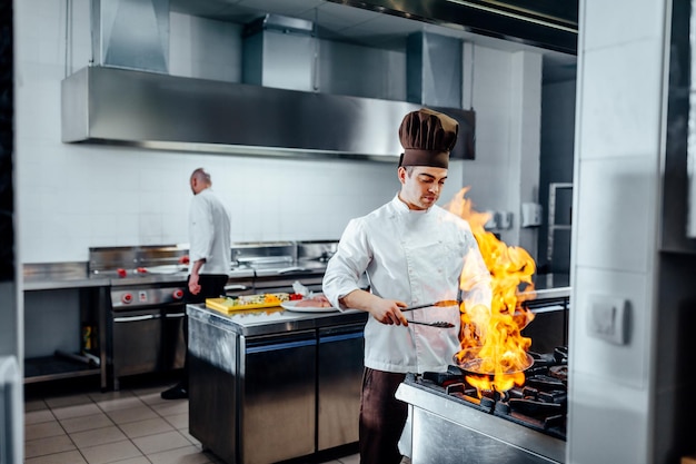 Foto de dos jóvenes chefs en la cocina