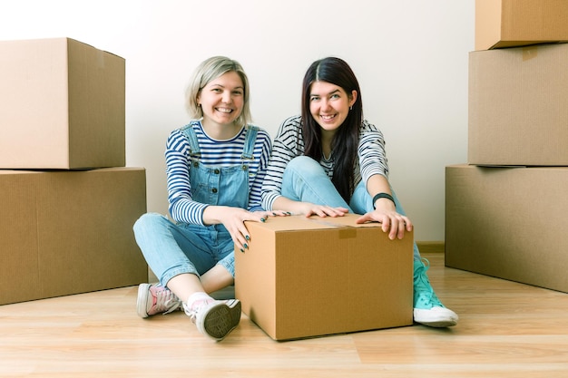 Foto de dos mujeres entre cajas de cartón