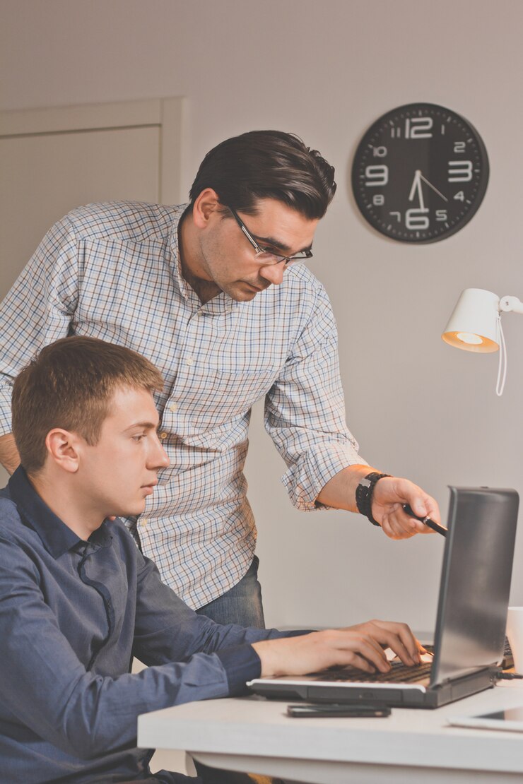 Foto foto de dos personas creativas trabajando hasta tarde